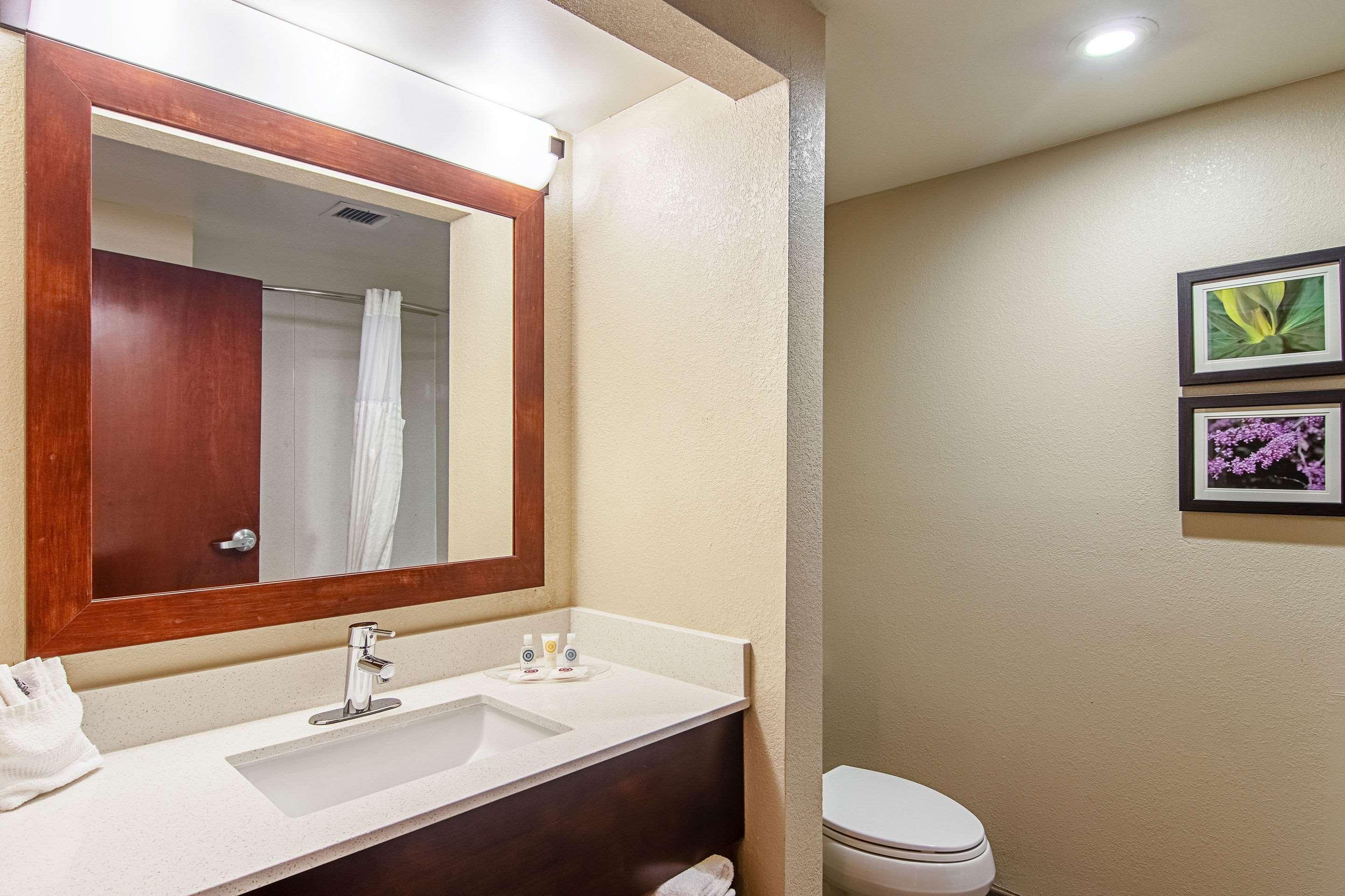 คอมฟอร์ท สวีทส์ แอร์พอร์ต Hotel อัลคอ ภายนอก รูปภาพ