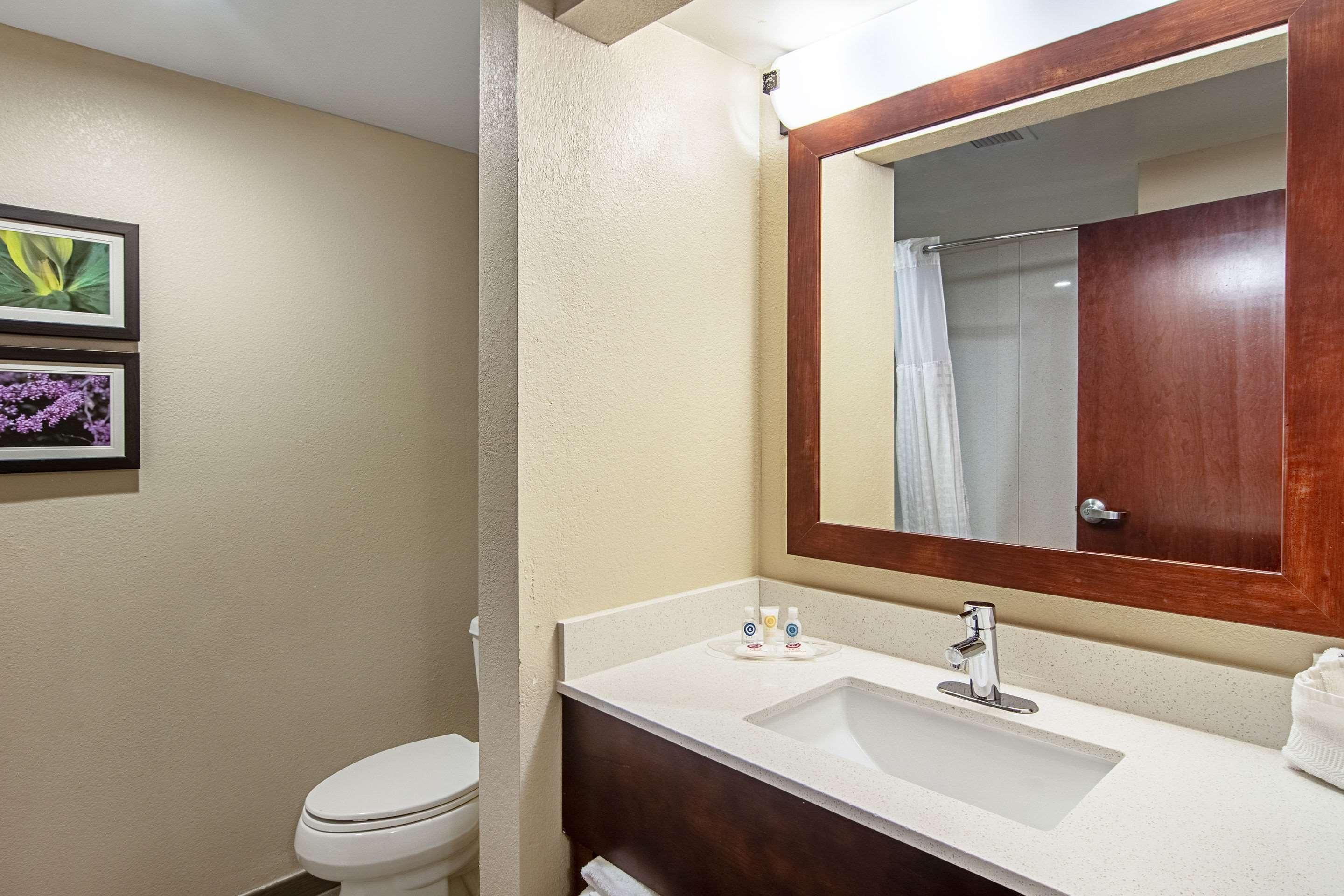 คอมฟอร์ท สวีทส์ แอร์พอร์ต Hotel อัลคอ ภายนอก รูปภาพ
