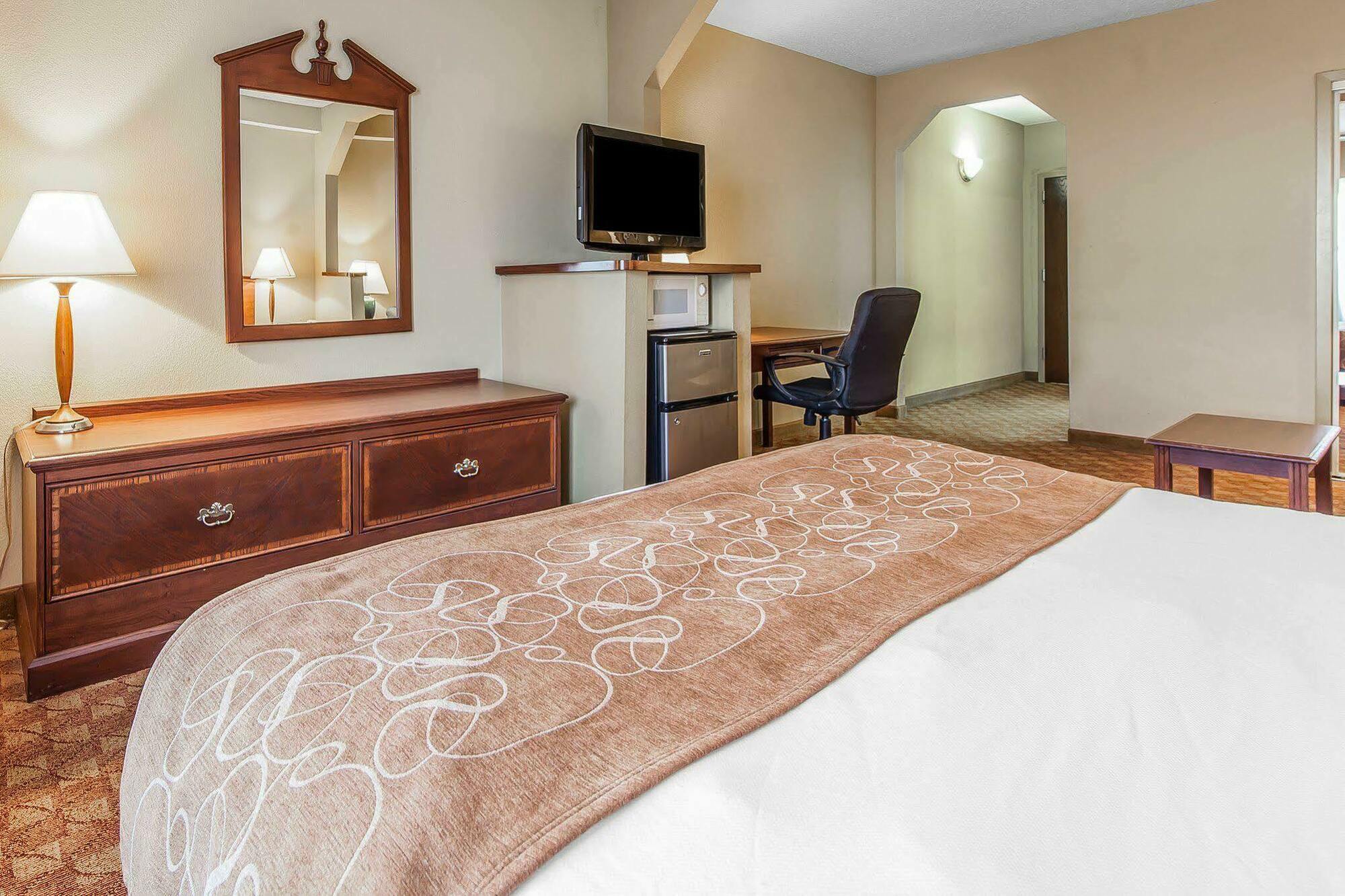 คอมฟอร์ท สวีทส์ แอร์พอร์ต Hotel อัลคอ ภายนอก รูปภาพ